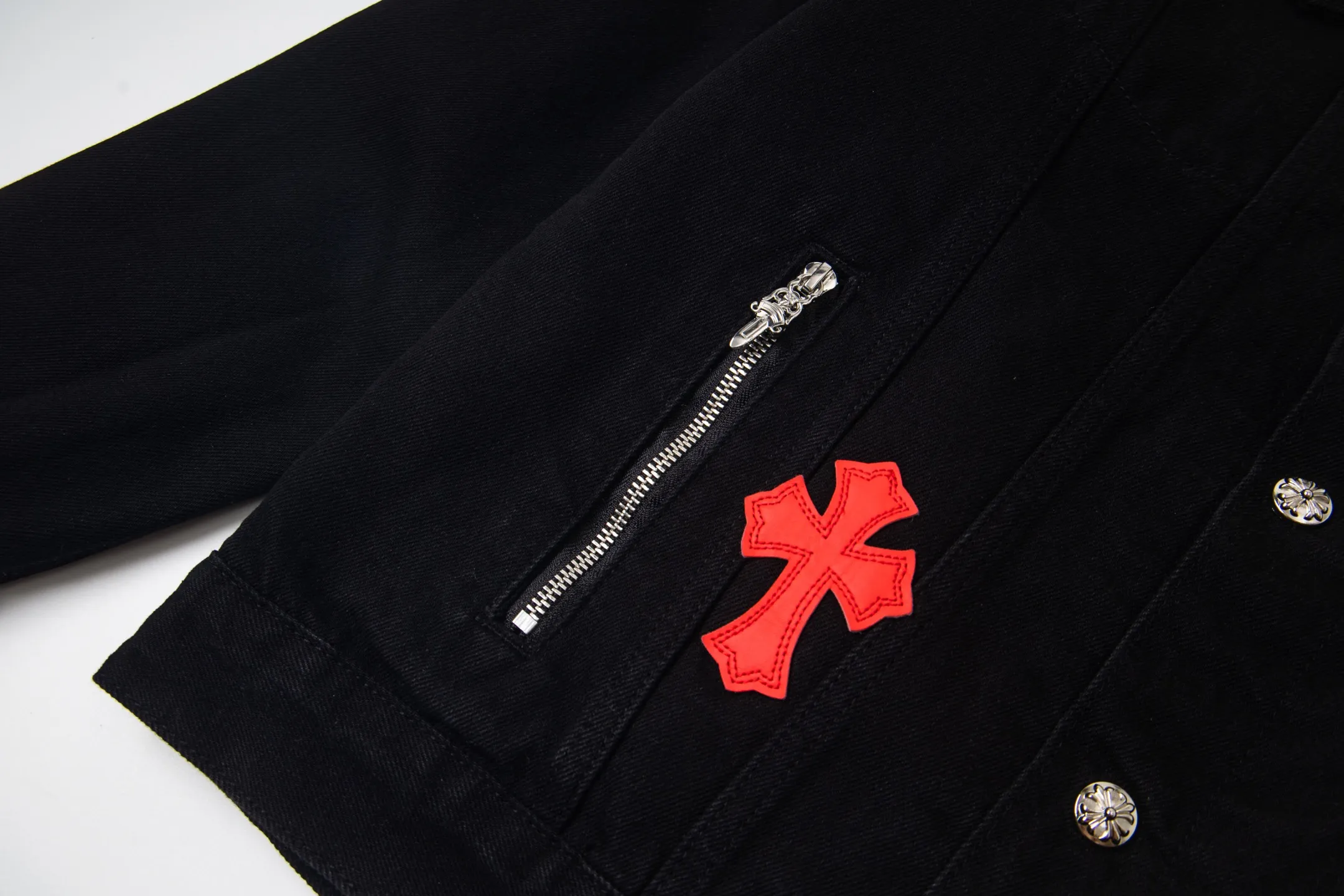 P360 version (lamb wool) Chrome Hearts Chrome Hearts colorful patchwork lamb fur collar jacket, the same style as the Internet celebrity star's cross-printed denim jacket, with unique cross design elements and full design sense. It is made of 100% denim cotton fabric with heavy coarse yarn count, which ensures a stiff and tough silhouette while being soft, comfortable and breathable. The lapel is designed with silver buttons and is full of texture. The classic white cross logo is all over the dress, making it a perfect versatile style for spring and summer! The original loose version is made of high-quality pure cotton fabrics. The fabric pattern is high-definition and delicate without burrs. It is comfortable and breathable to wear. All the buttons are molded and customized. It is casual and fashionable and can be matched with any bottoms. It can be windproof and sunproof in spring and summer. It can be worn outside in autumn and winter! Easily concave shape makes you look slimmer and taller, perfect for both men and women! Style number: 1838# Color: Black Size: S M L XL